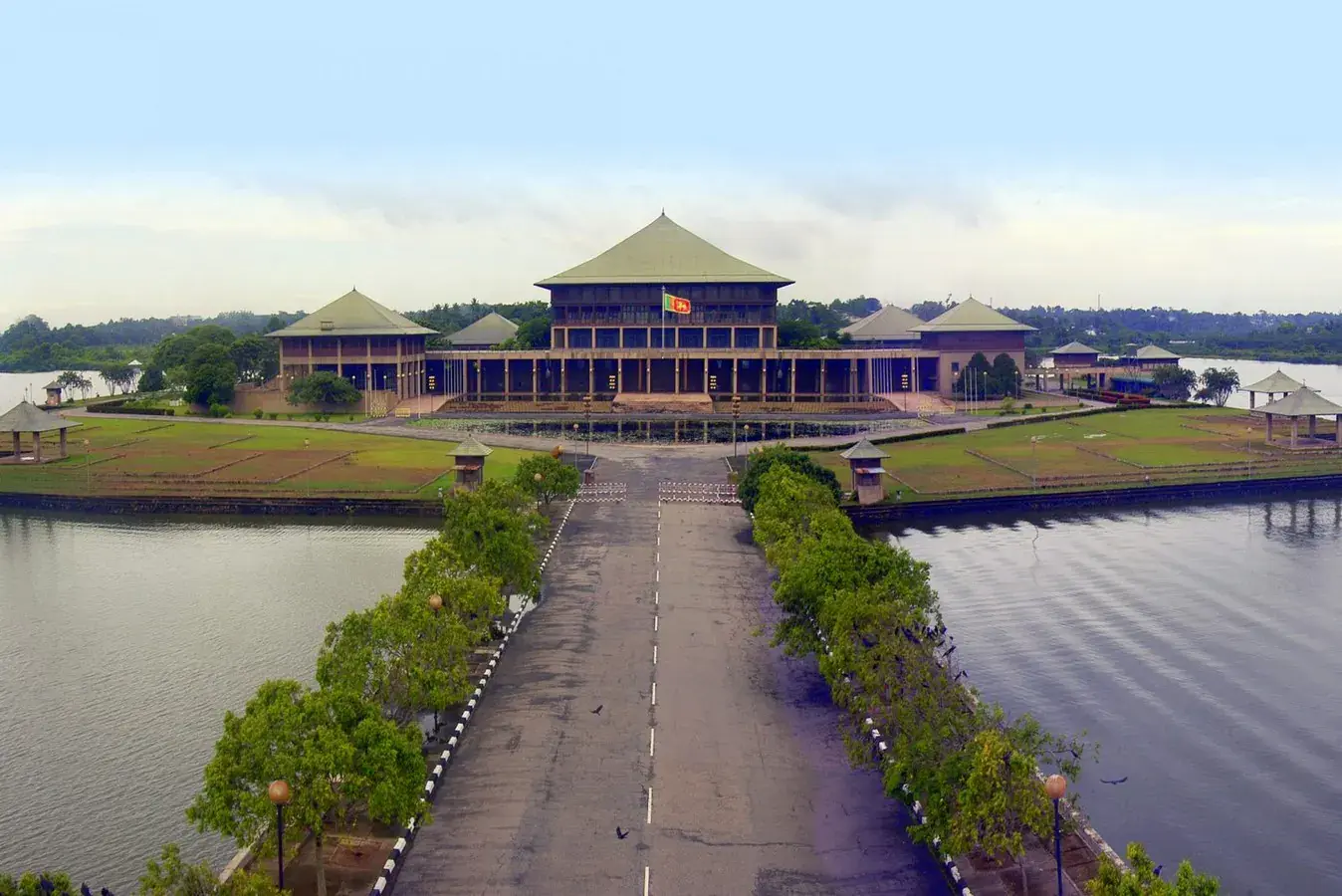 Geoffrey Bawa and the Tropical City
